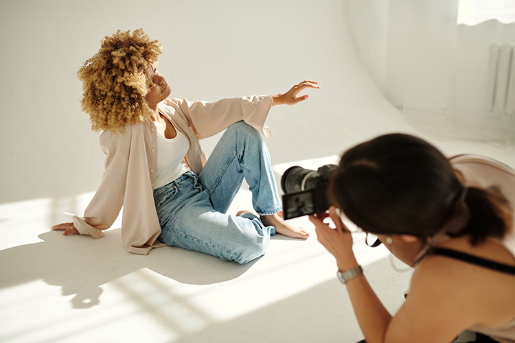 Jonge vrouw, model poseert voor fotograaf voor Shootz modellen en casting agency